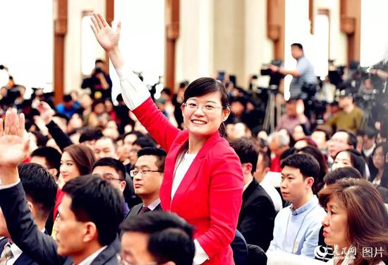 两会闭幕式:全国两会正式闭幕 这十大难忘瞬间值得你收藏(图) 今年两会,有3000多名中外记者报名采访。这是在3月2日全国政协十三届一次会议新闻发布会上,人民日报女记者争取提问机会。人民网记者 于凯 摄