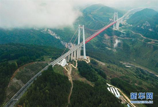 贵阳至瓮安高速公路上的清水河大桥（8月27日无人机拍摄）。该桥主跨1130米，是世界上最大单跨板桁结合加劲梁悬索桥。新华社记者 刘续 摄