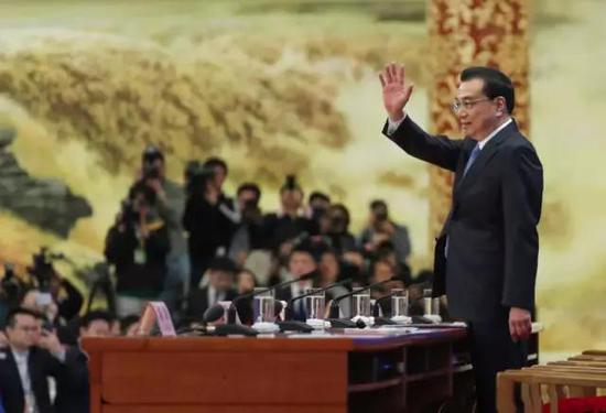 两会照片:2019两会现场照片精选 周强张军与人握手打招呼 3月15日,十三届全国人大二次会议闭幕后,国务院总理李克强走入人民大会堂金色大厅,会见中外记者并答记者问。中国青年报·中青在线 中国青年网记者 李峥苨/摄