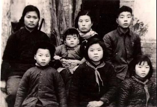 焦裕禄妻子:焦裕禄女儿披露父亲去世后的日子 焦家六个孩子和母亲拍摄于1966年 焦守云提供