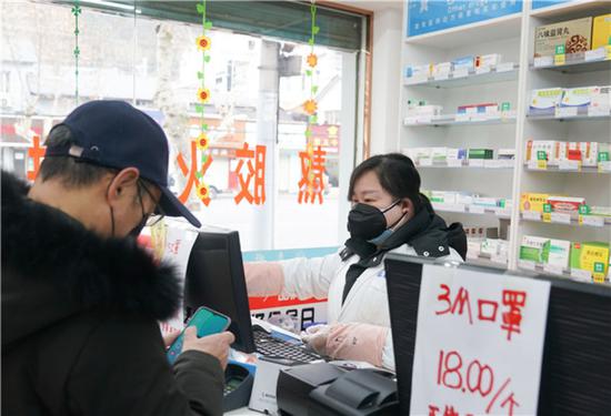 1月27日，市民在武汉市武昌区一家药店买口罩。新华社记者 程敏 摄