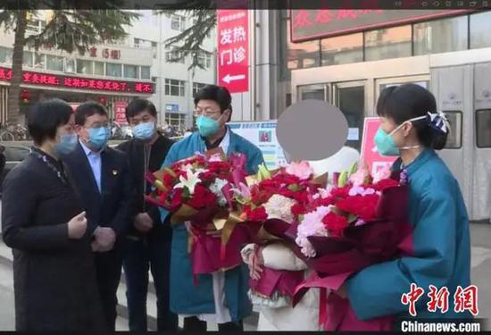 1月30日，王女士从巩义市人民医院出院 图片来源：中新网