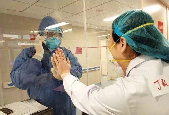 千里之外偶遇“战友” 她隔着玻璃窗举起一张纸