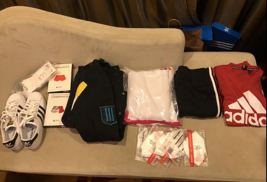 3月7日早上，申军良给记者展示为申聪准备的衣服和鞋子。新京报记者王翀鹏程摄