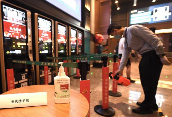 北京影院复工 观众感叹“太久没看电影了！”