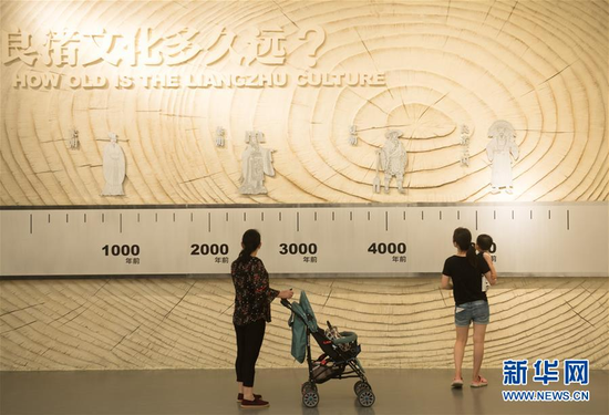 人们在位于浙江省杭州市的良渚博物院参观（2018年6月26日摄）。新华社记者翁忻旸摄