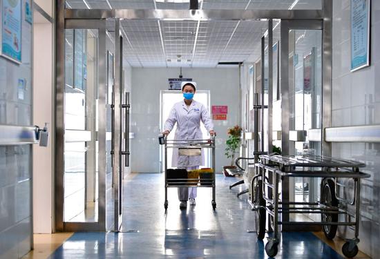 12月16日，海东市第一人民医院内科护士刘海婷准备给患者打针。
