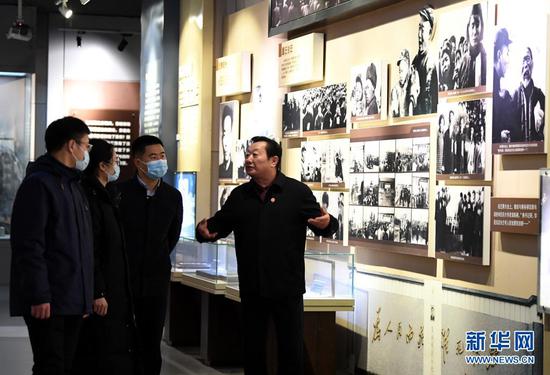 3月2日，焦裕禄纪念园干部张继焦（右一）在河南兰考县展览馆为参观者讲述焦裕禄的故事。新华社记者 郝源 摄