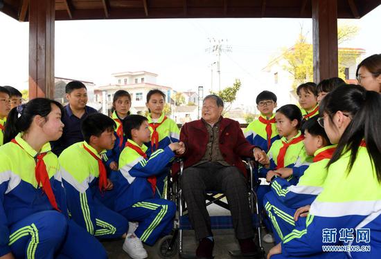 3月28日，马毛姐回到家乡安徽省无为市刘渡镇马坝村，给家乡的学生们讲述当年的战斗经历。新华社发（郑远 摄）