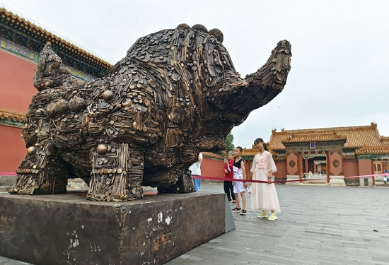 这是故宫内展出的《福牛辞“旧”》废弃物再生雕塑（7月13日摄）。新华社记者 金良快 摄