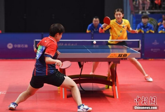  9月21日，在陕西延安举办的第十四届全运会乒乓球项目女子团体决赛中，辽宁队以3：1的成绩战胜山东队，夺得冠军。陈梦（黄）在比赛中。中新社记者 王刚 摄