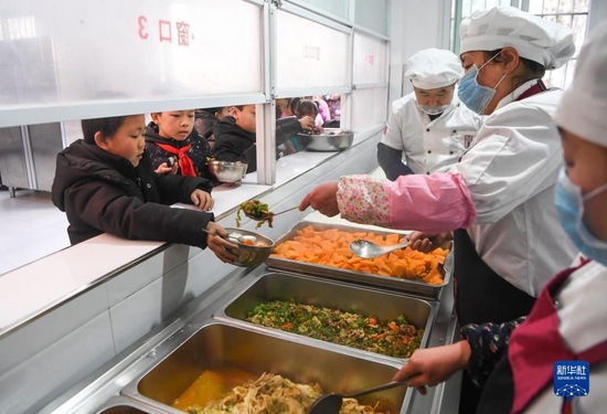 重庆市石柱土家族自治县中益乡小学学生在食堂排队打饭菜（2020年1月10日摄）。新华社记者 王全超 摄