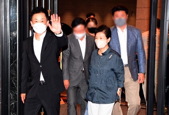 8月25日晚，朴槿惠现身首尔一家中餐厅。（韩国《国民日报》）