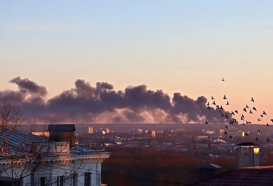 当地时间12月6日，俄罗斯南部库尔斯克地区与乌克兰接壤的一个机场遭无人机袭击，发生火灾。图/视觉中国