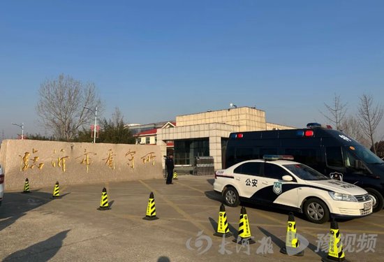 “山东赌徒丈夫当儿子面杀害前妻案”未当庭宣判，被告在庭审临近结束时道歉 受害人家属：被告辩护人称其在青春期时，曾有狂躁症精神病史