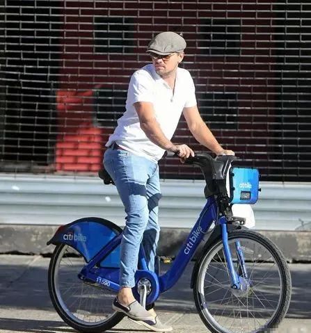 ·莱昂纳多被拍到骑车出行。