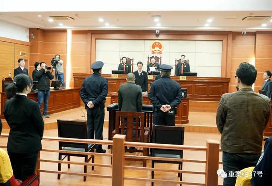 买:少年网购获刑:为实现军人梦却换来牢狱之灾 ▲图为今日刘大蔚案宣判现场。新京报记者 逯仲胜 摄