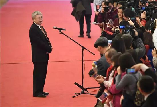 △十三届全国人大一次会议举行第四次全体会议，国务院扶贫办主任刘永富在“部长通道”接受采访。