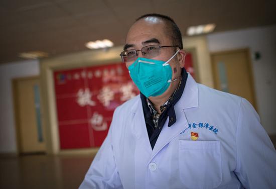 身患渐冻症的武汉市金银潭医院院长张定宇走在去病房的路上（1月29日摄）。新华社记者 肖艺九 摄