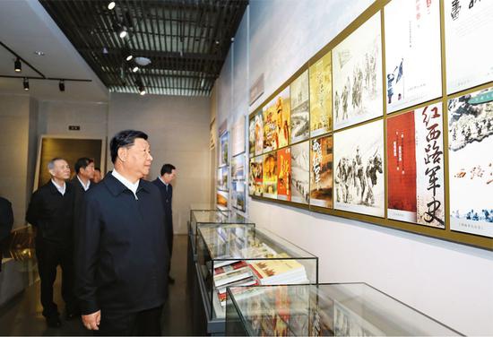 2019年8月19日至22日,中共中央总书记、国家主席、中央军委主席习近平在甘肃考察。这是20日上午,习近平在张掖市高台县参观中国工农红军西路军纪念馆。 新华社记者 鞠鹏/摄