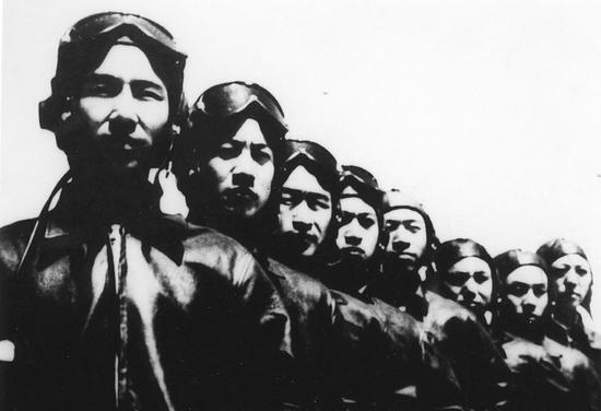 抗美援朝战场上,新生的人民空军发扬“空中拼刺刀”精神,与敌人进行了殊死搏斗。英雄的“王海大队”两轮入朝,共参与空战81次,击落击伤敌机29架,让敌人闻风丧胆。 新华社发