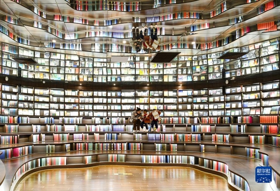2022年1月3日，读者在贵州省遵义市钟书阁书店阅读。新华社发（罗星汉 摄）