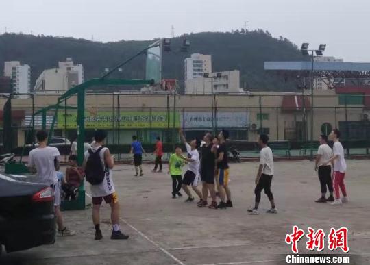 在玉环一所学校的篮球场，十几个孩子生龙活虎的打起了比赛。　王逸飞 摄