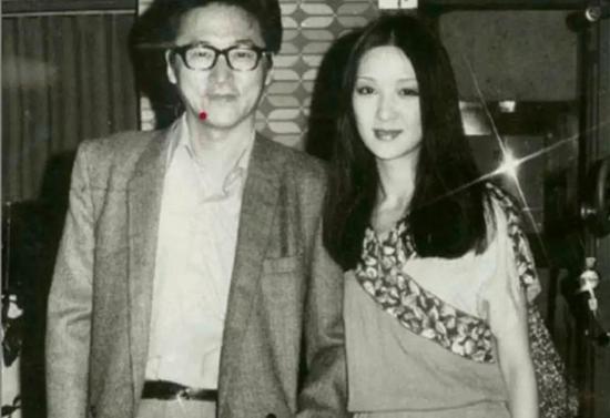 李敖的微博:83岁作家李敖去世 曾称玩微博为证明不比年轻人差 李敖与前妻胡因梦。