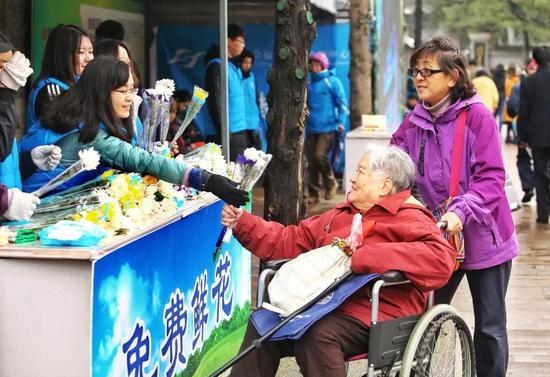 北京的变化:这几天北京发生的变化 与每个人都有关 清明节期间,全市开展百万鲜花送逝者活动。