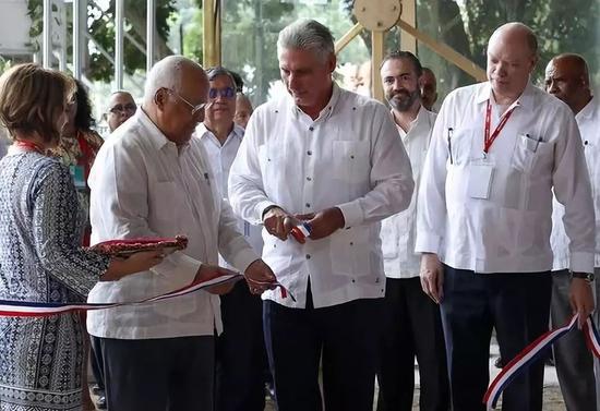 10月29日，在古巴哈瓦那，古巴国务委员会主席米格尔·迪亚斯—卡内尔（中）出席第36届哈瓦那国际博览会开幕式。新华社/法新