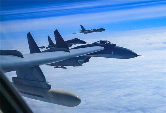中国空军轰-6K等多型战机远洋训练(资料照片)。新华社发