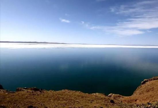 △扎陵湖和鄂陵湖位于黄河源头的玛多县境内，是黄河源头两个最大的高原淡水湖泊，素有“黄河源头姊妹湖”之称。图为鄂陵湖。（资料图片）