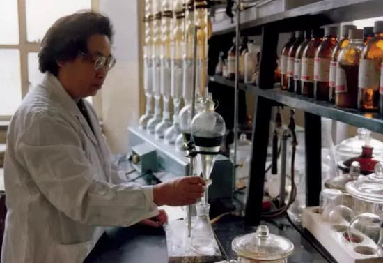 但任务时间又很紧迫,屠呦呦为了加快提纯速度,甚至用水缸取代实验室