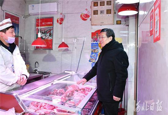 12月31日，省委书记、省人大常委会主任王东峰在石家庄调研检查，看望慰问一线工作者，代表省委、省政府，向大家表示衷心感谢，致以崇高敬意。这是王东峰在塔北路菜市场与商户和群众进行交流，详细了解节前市场供需和价格走势情况。 河北日报客户端记者赵威摄