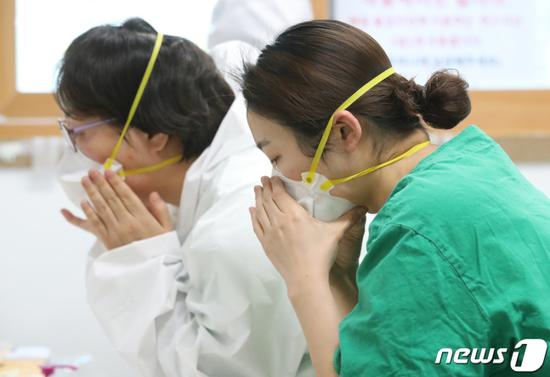 韩国医护人员(news 1)