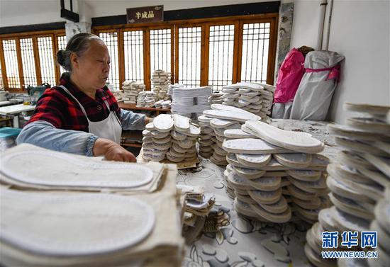 　　在四川省成都市郫都区唐昌镇战旗村，“唐昌布鞋”传承人赖淑芳在整理摆放制作完成的布鞋鞋底（4月17日摄）。新华社记者 王曦 摄