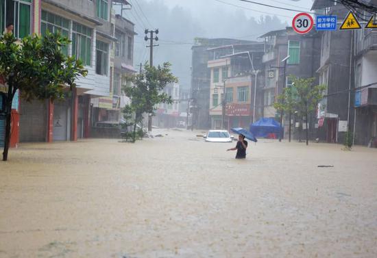 6月13日,强降雨导致重庆市酉阳土家族苗族自治县各乡镇河流显现超警戒水位洪水。