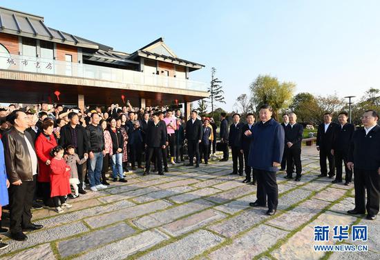 11月12日至13日，中共中央总书记、国家主席、中央军委主席习近平在江苏考察。这是13日下午，习近平在扬州市运河三湾生态文化公园考察时，同市民群众亲切交流。新华社记者 谢环驰 摄