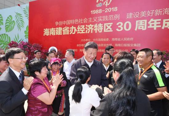 ↑2018年4月13日上午,中共中央总书记、国家主席、中央军委主席习近平在位于海口市的海南省博物馆门前广场上同海南省部分劳动模范和行业代表亲切握手,并向大家问好。新华社记者 李学仁 摄