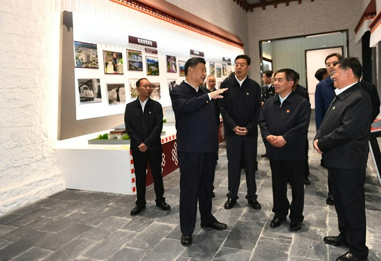 7月21日下午，习近平在林芝市城市规划馆，了解林芝城市建设历程及发展规划。新华社记者 谢环驰 摄