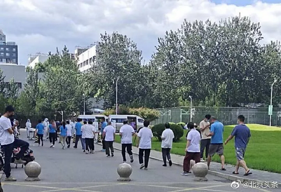 校区内人们排队检测核酸/来源于网络