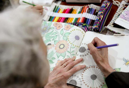 2020年11月，在上海市静安区江宁路街道爱老家园，一位老年人在通过图画填色进行康复训练（新华社记者刘颖 摄）