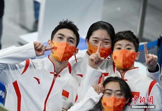 在2月5日晚结束的短道速滑混合团体接力决赛中，由武大靖、任子威、范可新、曲春雨组成的中国队率先冲过终点，为中国体育代表团拿到本届冬奥会首枚金牌。图为中国队选手在比赛后庆祝。&nbsp;中新社记者 毛建军 摄