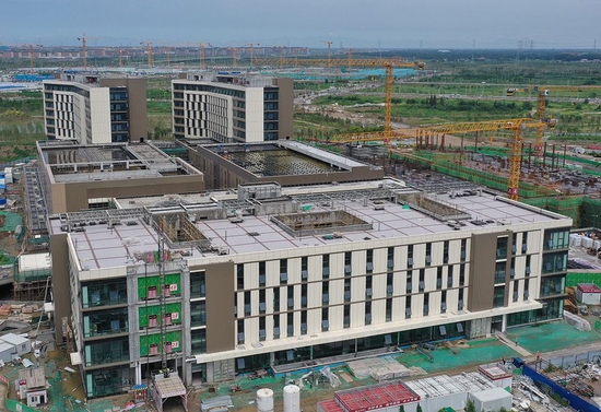河北雄安新区宣武医院项目建设现场（7月29日摄，无人机照片）。新华社记者 朱旭东 摄
