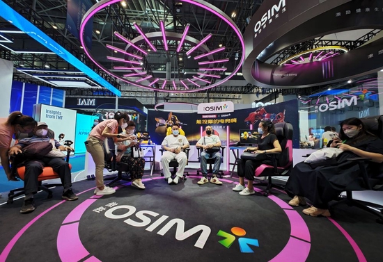 观众在第二届中国国际消费品博览会上体验按摩电竞椅（2022年7月28日摄）。新华社记者 郭程 摄