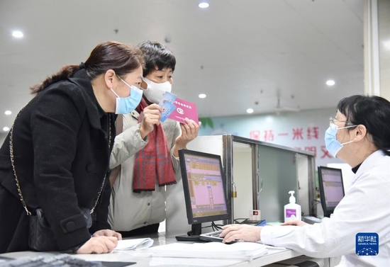 在福建省三明市沙县区总医院便民门诊窗口，群众在咨询特殊病种报销情况（2022年1月14日摄）。新华社发（许琰 摄）