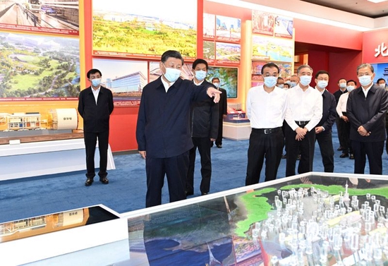 9月27日，习近平总书记在北京展览馆参观“奋进新时代”主题成就展。