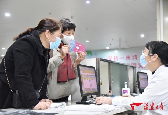 在沙县区总医院，患者正在咨询医保报销问题。福建日报记者王毅 摄