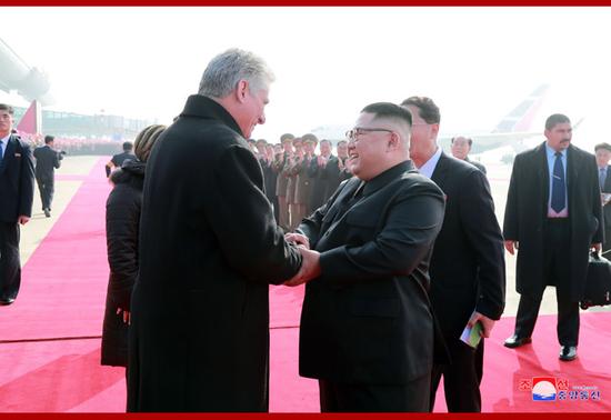 金正恩与古巴领导人同车巡视 牵手过头顶_新闻中心_中国网