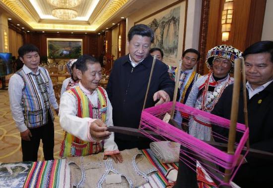 2015年1月20日,习近平向独龙族群众代表询问民族特有生产工具使用情况